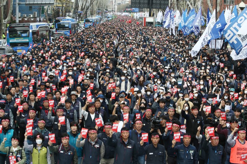 25일 서울 종로구 대학로에서 열린 민주노총 2023 투쟁선포대회에서 양경수 위원장 및 참석자들이 윤석열 정부를 규탄하는 메시지가 적힌 피켓을 들고 구호를 외치고 있다. (공동취재) 2023.3.25/뉴스1 ⓒ News1 임세영 기자