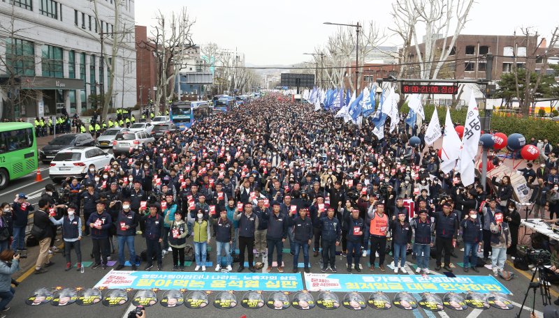 25일 서울 종로구 대학로에서 열린 민주노총 2023 투쟁선포대회에서 양경수 위원장 및 참석자들이 윤석열 정부를 규탄하는 메시지가 적힌 피켓을 들고 구호를 외치고 있다. (공동취재) 2023.3.25/뉴스1 ⓒ News1 임세영 기자