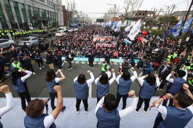 25일 서울 종로구 대학로에서 열린 민주노총 2023 투쟁선포대회에서 양경수 위원장 및 참석자들이 윤석열 정부를 규탄하는 메시지가 적힌 피켓을 들고 구호를 외치고 있다. (공동취재) 2023.3.25/뉴스1 ⓒ News1 임세영 기자