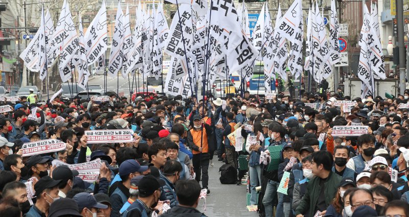 25일 서울 종로구 대학로에서 열린 우체국 택배노동자 총력 결의대회에서 참석자들이 일방적 물량 감축, 강제적 구역 조정 등을 규탄하며 임금삭감 결사 저지를 외치고 있다. 2023.3.25/뉴스1 ⓒ News1 임세영 기자