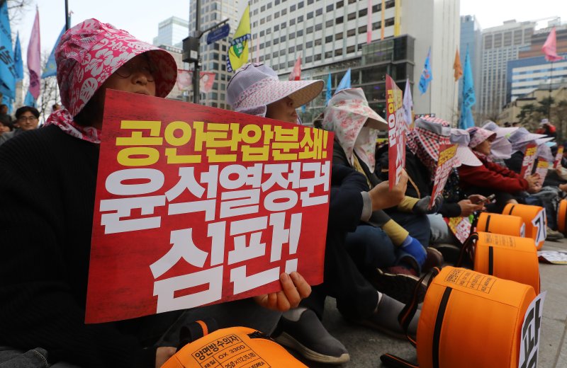 25일 오후 서울 중구 청계천에서 열린 공안탄압분쇄, 농민생존권 쟁취 전국농민대회에서 참가자들이 구호를 외치고 있다. 2023.3.25/뉴스1 ⓒ News1 김진환 기자
