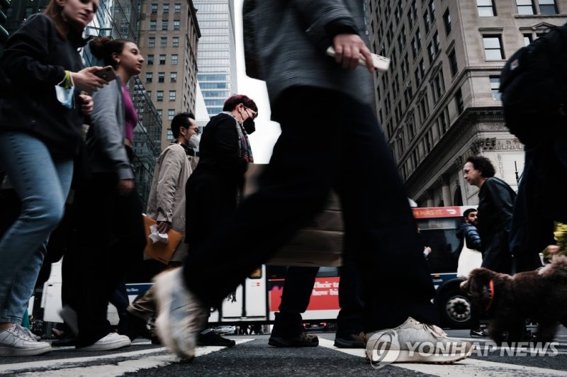 미국 뉴욕시 맨해튼의 출근길 시민들 NEW YORK, NEW YORK - MARCH 31: People walk through Manhattan on March 31, 2022 in New York City. New York City Mayor Eric Adams has said that remote work is hurting the city?s economy which depends on workers patronizing restaurants and other businesses. According to New York Sta