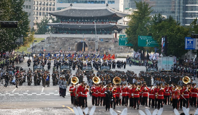 건군 제65주년을 맞아 10년만에 최대 규모의 국군의 날 행사가 벌어진 2013년 10월1일 오후 서울 숭례문에서 세종로까지 군장병들이 시가행진을 벌이고 있다. 사진=뉴스1