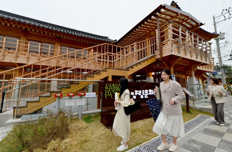 [광주=뉴시스] 김혜인 기자 = 24일 오후 광주 남구 양림동에서 도시재생사업 일환인 문화관광교류센터 '양림문화샘터'가 세워져있다. 2023.03.24.hyein0342@newsis.com