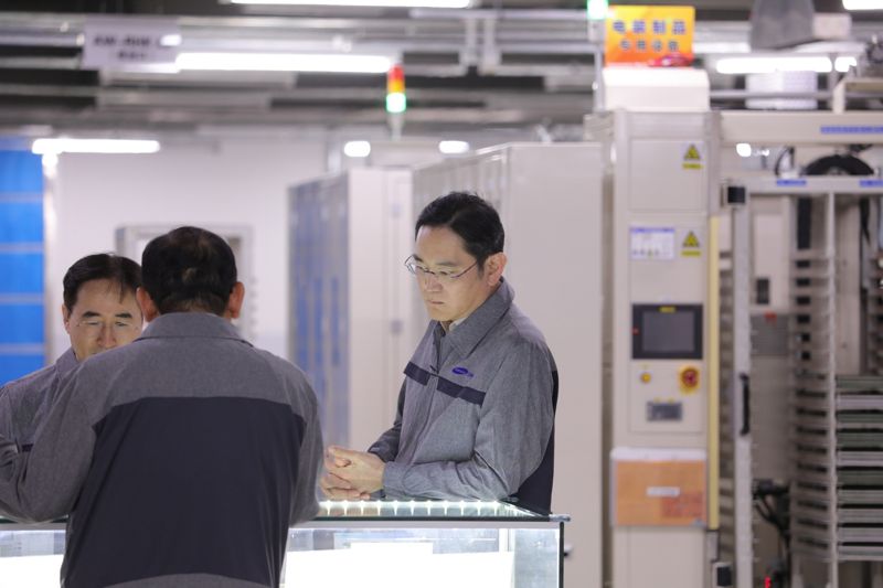 이재용 삼성전자 회장(오른쪽 첫번째)이 24일 중국 텐진에 위치한 삼성전기 사업장을 방문해 MLCC 생산 공장을 점검하고 있다. 삼성전자 제공