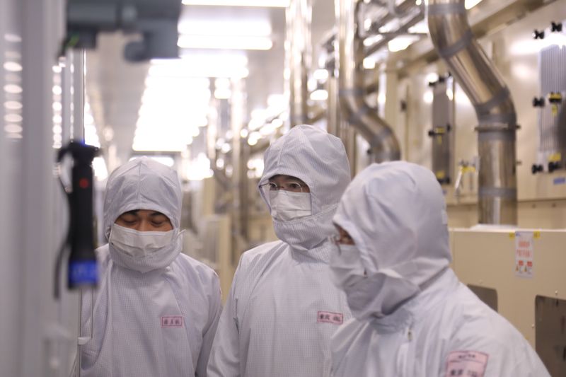 이재용 삼성전자 회장(왼쪽 두번째)이 24일 중국 텐진에 위치한 삼성전기 사업장을 방문해 MLCC 생산 공장을 점검하고 있다. 삼성전자 제공