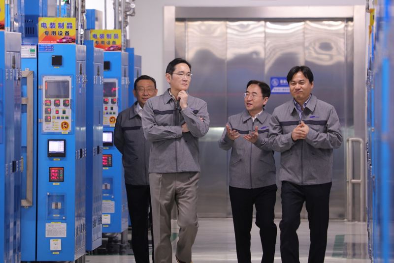 이재용 삼성전자 회장(왼쪽 두번째)이 24일 중국 텐진에 위치한 삼성전기 사업장을 방문해 관계자들과 MLCC 생산 공장을 점검하고 있다.<div id='ad_body3' class='mbad_bottom' ></div> 삼성전자 제공