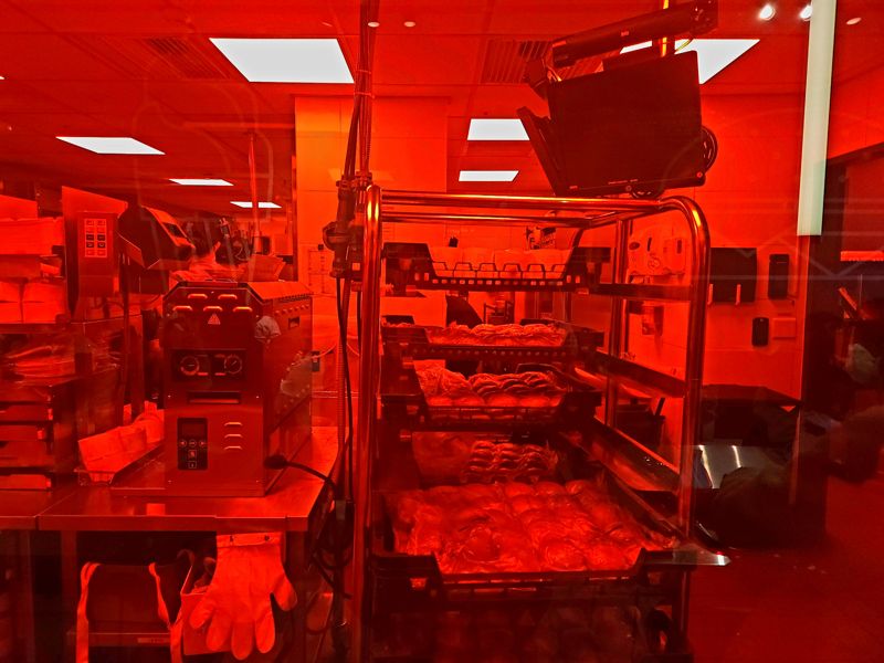 맥도날드 상암DMC점은 붉은색 통유리창 너머로 주방의 모습을 볼 수 있게 꾸며졌다. 사진=박문수 기자