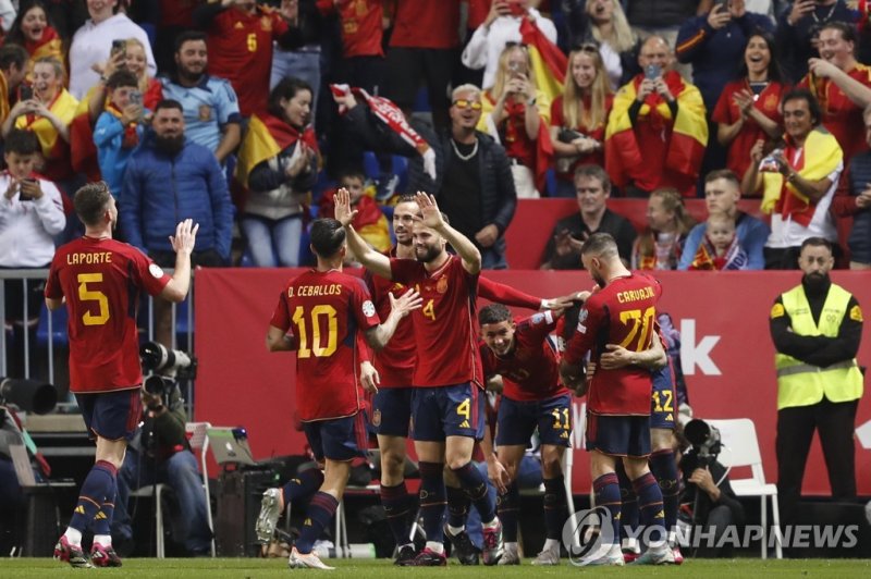 득점 축하하는 스페인 선수들 epa10543483 Spain's players celebrate after scoring during the Euro 2024 Qualifier soccer match between Spain and Norway, in Malaga, southern Spain, 25 March 2023. EPA/Jorge Zapata