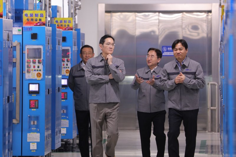 이재용 삼성전자 회장이 지난 3월24일 중국 톈진에 위치한 삼성전기 사업장을 방문해 MLCC 생산 공장 현장을 둘러보고 있다/사진=연합뉴스