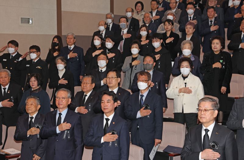 김황식 안중근의사숭모회 이사장, 박민식 국가보훈처장, 김형오 전 국회의장(앞줄 오른쪽부터) 등 참석자들이 26일 서울 중구 안중근의사기념관에서 열린 안중근 의사 순국 113주기 추모식에서 국민의례를 하고 있다. 사진=김범석 기자