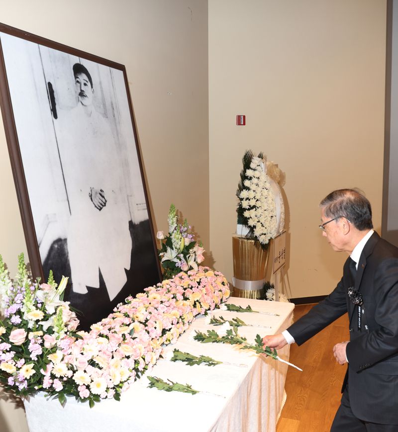 김황식 안중근의사숭모회 이사장이 26일 오전 서울 중구 안중근 의사 기념관에서 열린 '안중근 의사 순국 113주기 추모식'에서 영정에 헌화 하고 있다. 사진=김범석 기자