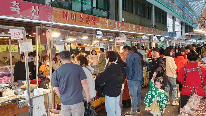1. 대전 중앙시장 먹자골목 가판대에서 손님들이 먹거리를 사기위해 기다리고 있다.