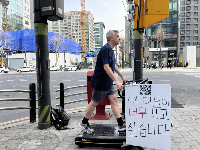 24일 오후 1시 서울지하철 신분당선 강남역 5번 출구 앞에서 미국인 존 빈센트 시치씨(52)가 러닝머신 위를 걷고 있다./사진= 주원규 기자