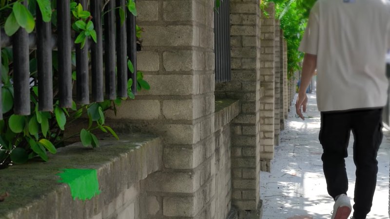 [서울=뉴시스] 담 벼락의 부서진 부분을 3D펜으로 채운 '사나고'(사진=사나고 채널 캡처) 2023.03.20. photo@newsis.com *재판매 및 DB 금지