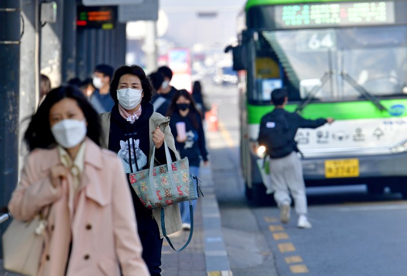 출근길 '꽃샘추위'… 옷깃 단단히 여미세요