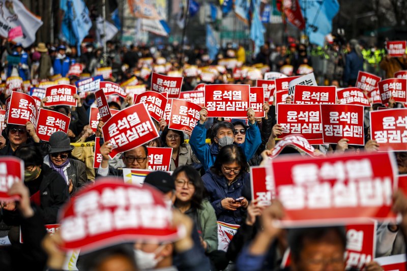 [서울=뉴시스] 정병혁 기자 = 25일 오후 서울 중구 서울시청 인근에서 열린 윤석열 정권 심판 3.25 행동의 날 집회 참가자들이 구호를 외치고 있다. 2023.03.25. jhope@newsis.com