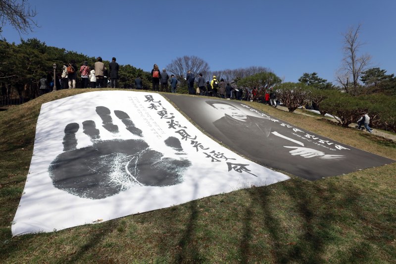 [서울=뉴시스] 최동준 기자 = 26일 서울 용산구 효창공원 안중근 의사 묘역에서 안중근 의사 순국 113주년 추모식이 거행되고 있다. 2023.03.26. photocdj@newsis.com