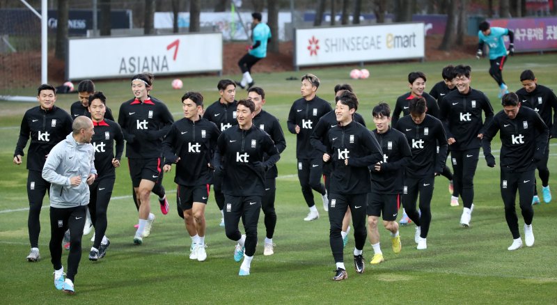 [파주=뉴시스] 김선웅 기자 = 축구대표팀이 26일 경기 파주시 축구 국가대표 트레이닝센터(NFC)에서 훈련을 하고 있다. 대표팀은 28일 우루과이와의 평가전을 앞두고 있다. 2023.03.26. mangusta@newsis.com