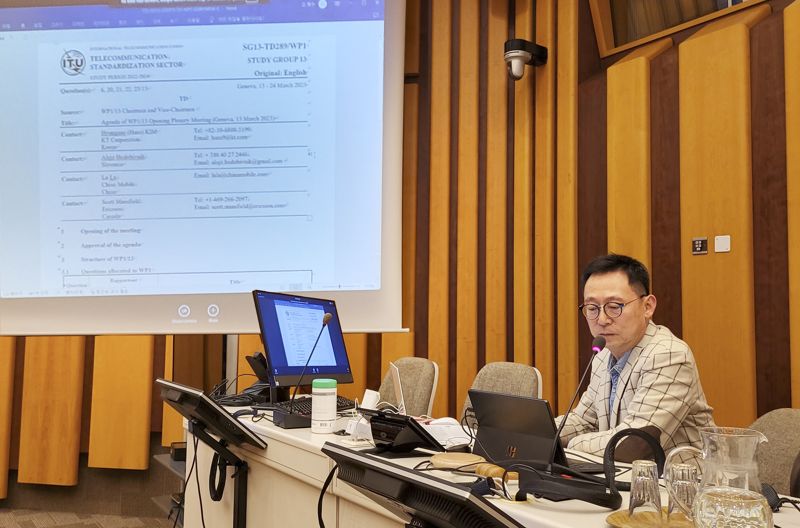 이달 13~24일(현지시간) 스위스 제네바에서 열린 ITU-T SG 13 회의에서 KT 융합기술원 김형수 팀장이 워킹파티 의장으로서 회의를 진행하고 있다. KT 제공