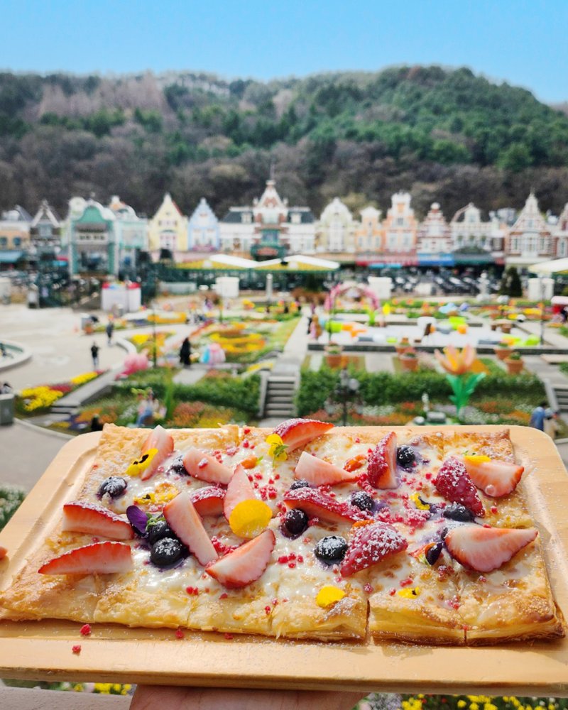 에버랜드 가든테라스 레스토랑 딸기꽃 피자(에버랜드 제공)