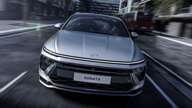 현대자동차 8세대 쏘나타의 풀체인지급 부분변경 모델인 ‘쏘나타 디 엣지’의 디자인을 최초로 공개했다. 현대자동차 제공