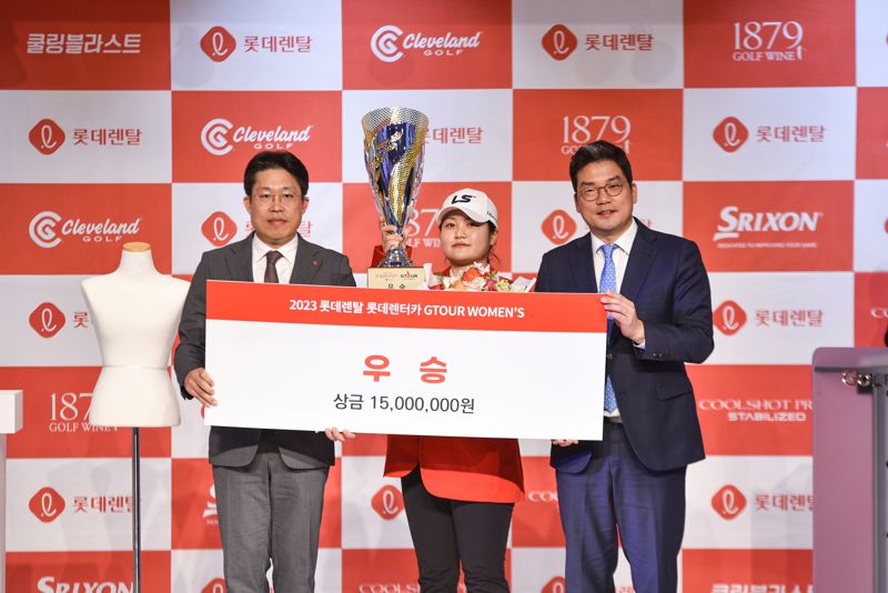 지난 26일 대전 골프존조이마루에서 열린 ‘2023 롯데렌탈 롯데렌터카 GTOUR WOMEN’S’ 3차 결선 시상식에서 (왼쪽부터)롯데렌탈 최근영 상무, 우승자 홍현지, 골프존 손장순 상무가 기념촬영을 하고 있다.. /사진=골프존