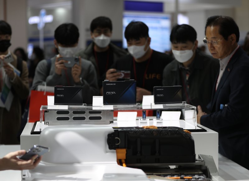 지난 15일 서울 강남구 코엑스에서 열린 배터리 산업 전시회 '인터배터리 2023'을 찾은 관람객들이 다양한 배터리를 살펴보고 있다. 이번 전시회에는 배터리 제조 3사(LG에너지솔루션, 삼성SDI, SK온)를 비롯해 477사가 참가해 기술 트렌드를 선보였다./뉴스1
