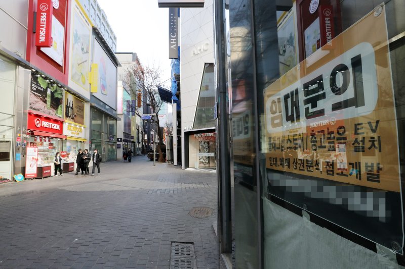 제조업 위축, 서비스업이 겨우 막았지만.. "지역경기 나아지긴 어려워"