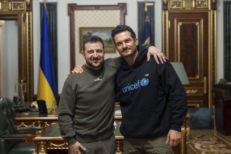 볼로디미르 젤렌스키(왼쪽) 우크라이나 대통령이 지난 26일(현지시간) 우크라이나를 방문한 영국 배우 겸 유니세프 친선대사 올란도 블룸과 어깨동무를 한 채 기념 촬영하고 있다. /사진=뉴시스