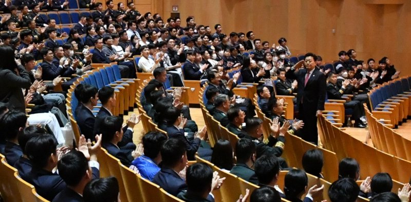 2023년 3월 27일 연세대학교 백주년기념관에서 열린 '학군사관 비전 설명 토크콘서트'에서 한진우 ROTC 중앙회장이 참석자들에게 인사하고 있다.<div id='ad_body3' class='mbad_bottom' ></div> 사진=육군 제공