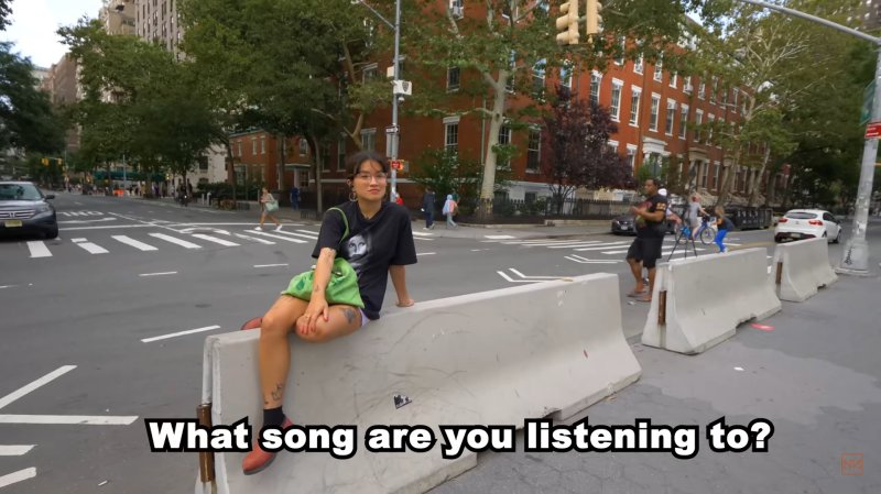[서울=뉴시스]2021년, 해외 유튜버 '니콜라스 누반'이 올린 '왓 송 얼 유 리스닝 투' 미국 뉴욕 편(사진=유튜브 '니콜라스 누반' 채널 영상 캡처) 2023.03.21. photo@newsis.com *재판매 및 DB 금지