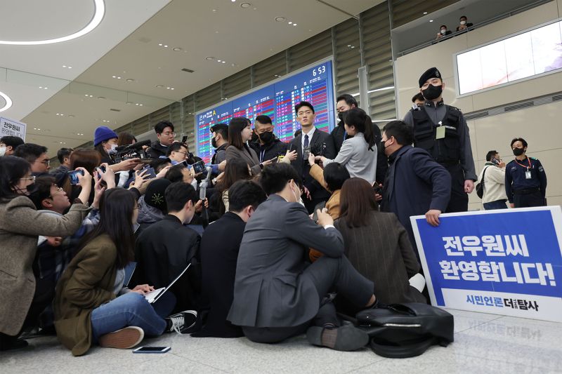 전우원 입국 직후 체포..."수사받고 5·18유족·피해자에 사과하겠다"(종합)