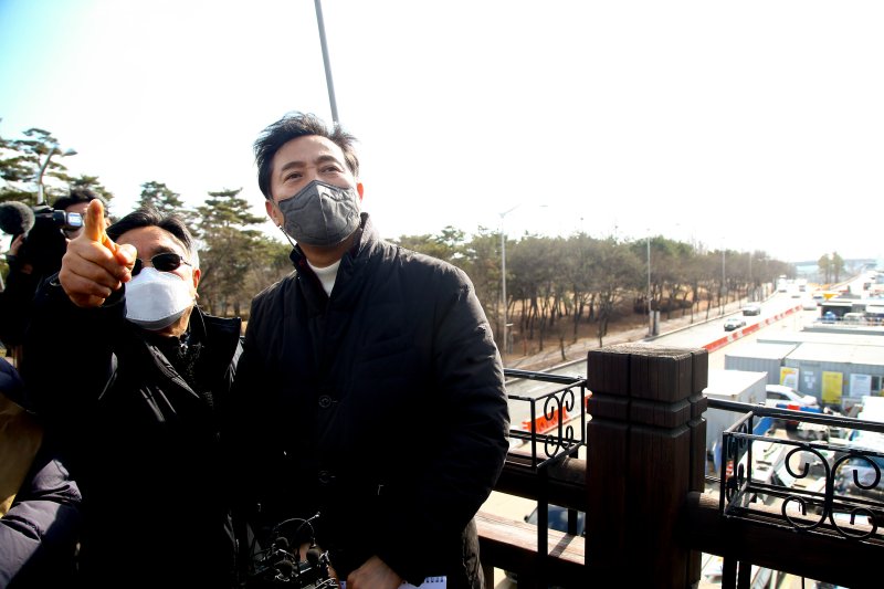 오세훈 서울시장이 지난 2021년 4·7재보궐선거 후보로 출마해 서울 마포구 하늘공원 인근 서북권 DMC개발 관련 현장방문을 하며 지역주민들과 인사하고 있다. 2021.2.15/뉴스1 ⓒ News1 국회사진취재단