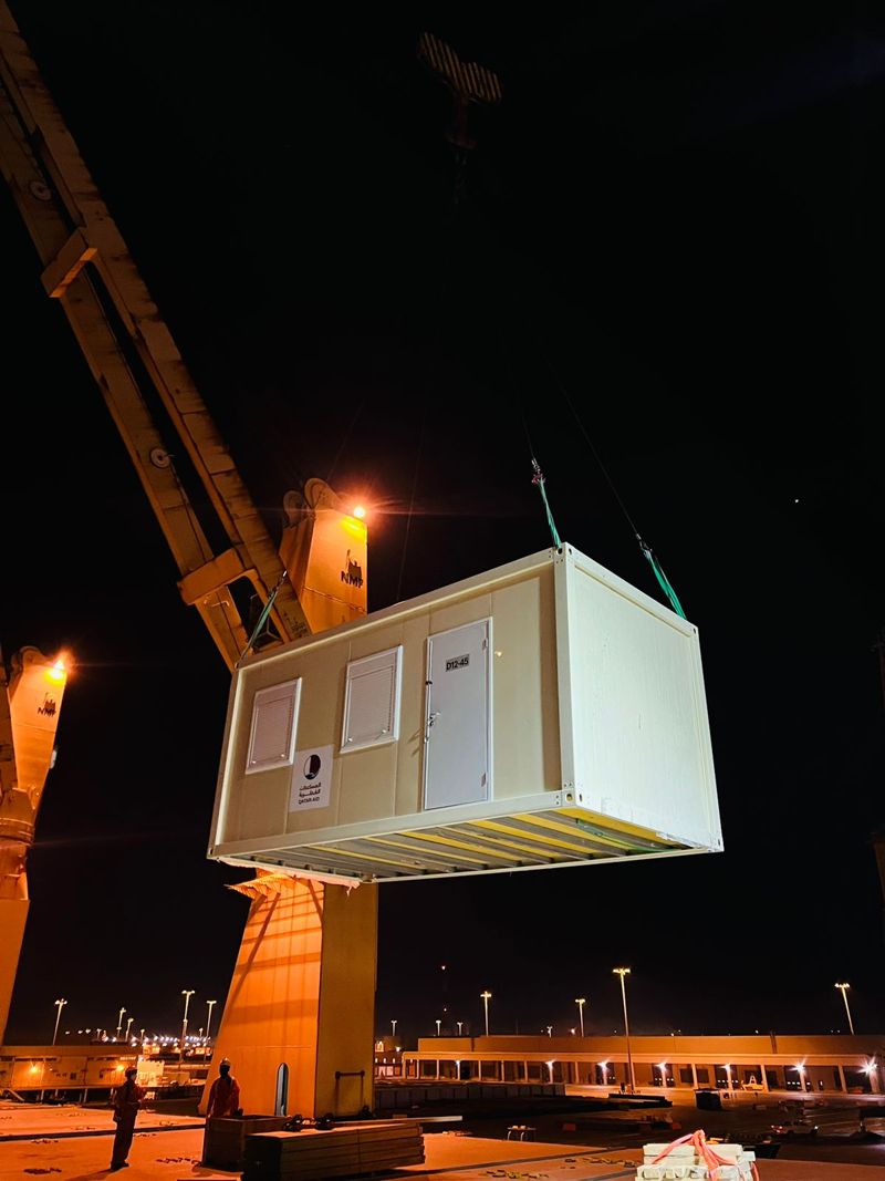 HMM이 지난해 카타르월드컵 숙박시설로 사용했던 임시주택 컨테이너586개를 'HMM 울산호'에 선적하는 모습. HMM 제공