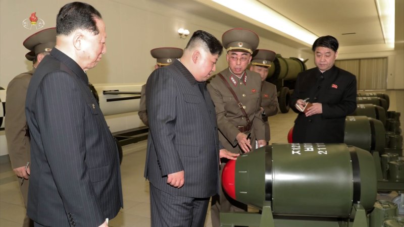 북한 김정은 국무위원장이 핵무기병기화사업을 지도하고 핵반격작전계획과 명령서를 검토했다고 조선중앙TV가 28일 보도했다. 사진=조선중앙TV 캡처