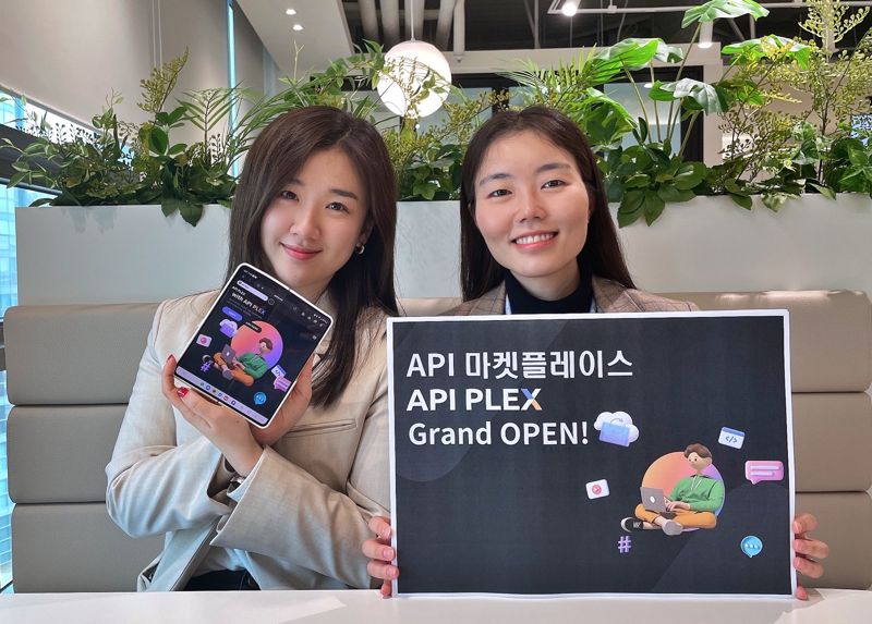 CJ올리브네트웍스 직원들이 API 마켓플레이스 플랫폼 'API 플렉스(PLEX)' 출시를 알리고 있다. CJ올리브네트웍스 제공