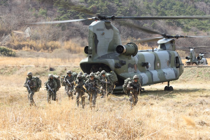 장병들이 CH-47 헬기(시누크)에서 이탈해 목표지점으로 신속히 이동하고 있다. 사진=육군 제공