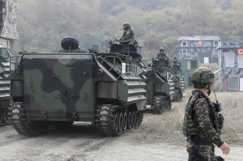 지난 1월 대만 가오슝에서 진행된 군사훈련에서 대만군의 강습 상륙 장갑차량이 진격하고 있다. /사진=뉴시스