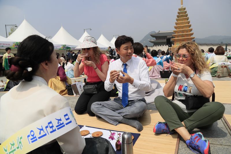 전남 보성군과 보성세계차엑스포 조직위원회가 오는 30일 서울 경희궁에서 '2023 제11회 보성세계차엑스포 D-30' 홍보를 위한 '붐업 페스타' 행사를 개최한다. 사진은 김철우 보성군수가 지난 2019년 4월 광화문 광장에서 보성차인들과 함께 차 나눔 행사를 하고 있는 모습. 사진=보성군 제공