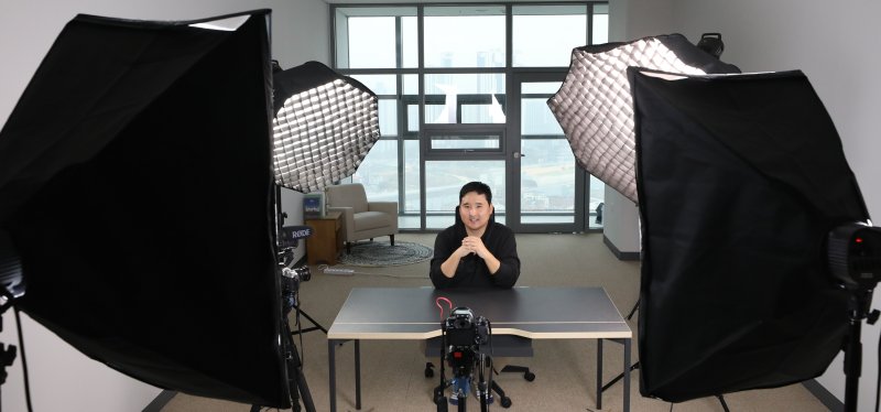 [화성=뉴시스] 조수정 기자 = 자동차 유튜버 '우파푸른하늘'로 활동중인 한승훈 씨가 22일 경기 화성시 스튜디오 랩타임에서 뉴시스와의 인터뷰에 앞서 포즈를 취하고 있다. 2023.03.27. chocrystal@newsis.com