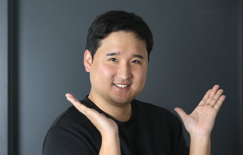 [화성=뉴시스] 조수정 기자 = 자동차 유튜버 '우파푸른하늘'로 활동중인 한승훈 씨가 22일 경기 화성시 스튜디오 랩타임에서 뉴시스와의 인터뷰에 앞서 포즈를 취하고 있다. 2023.03.27. chocrystal@newsis.com