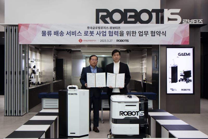 김병수 로보티즈 대표(오른쪽)와 박찬복 롯데글로벌로지스 대표가 28일 서울 강서구 마곡동 로보티즈 본사에서 업무협약(MOU)을 체결한 뒤 기념촬영을 하고 있다. 로보티즈 제공