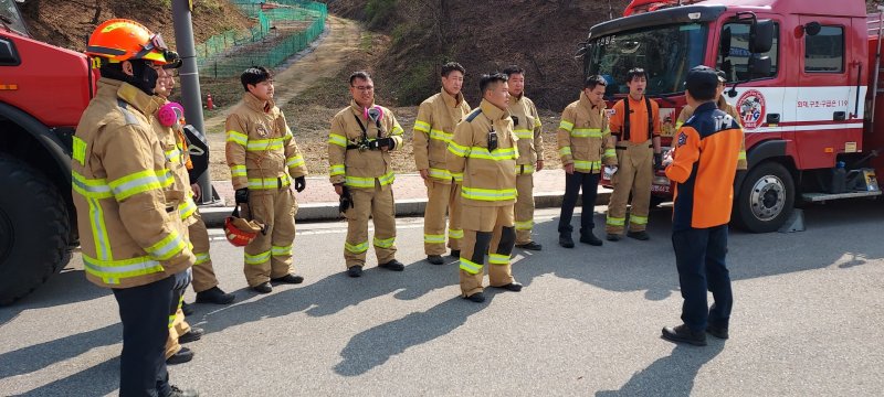 산화호스릴 활용 진압전술 적응 훈련하는 일선 소방대원들.(도소방본부 제공)