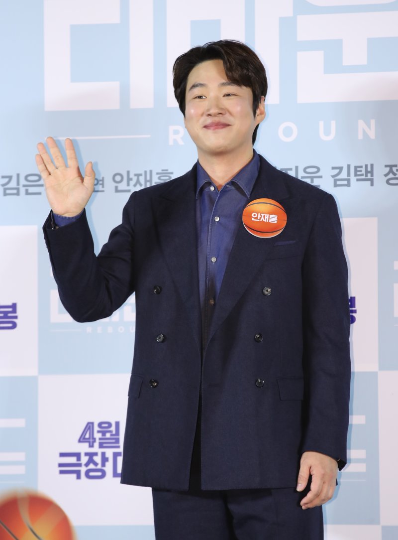배우 안재홍이 14일 서울 광진구 롯데시네마 건대입구에서 열린 영화 '리바운드' 제작보고회에서 포즈를 취하고 있다. '리바운드‘(감독 장항준)는 2012년 전국 고교농구 대회, 아무도 주목하지 않았던 최약체 농구부의 신임 코치와 6명의 선수가 쉼 없이 달려간 8일간의 기적 같은 이야기를 그린 감동 실화다. 2023.3.14/뉴스1 ⓒ News1 권현진 기자