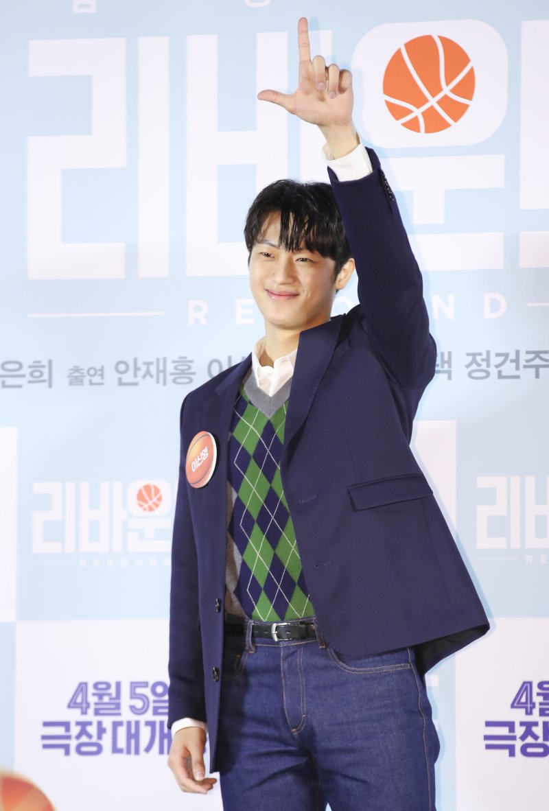 배우 이신영이 14일 서울 광진구 롯데시네마 건대입구에서 열린 영화 '리바운드' 제작보고회에서 포즈를 취하고 있다. '리바운드‘(감독 장항준)는 2012년 전국 고교농구 대회, 아무도 주목하지 않았던 최약체 농구부의 신임 코치와 6명의 선수가 쉼 없이 달려간 8일간의 기적 같은 이야기를 그린 감동 실화다. 2023.3.14/뉴스1 ⓒ News1 권현진 기자