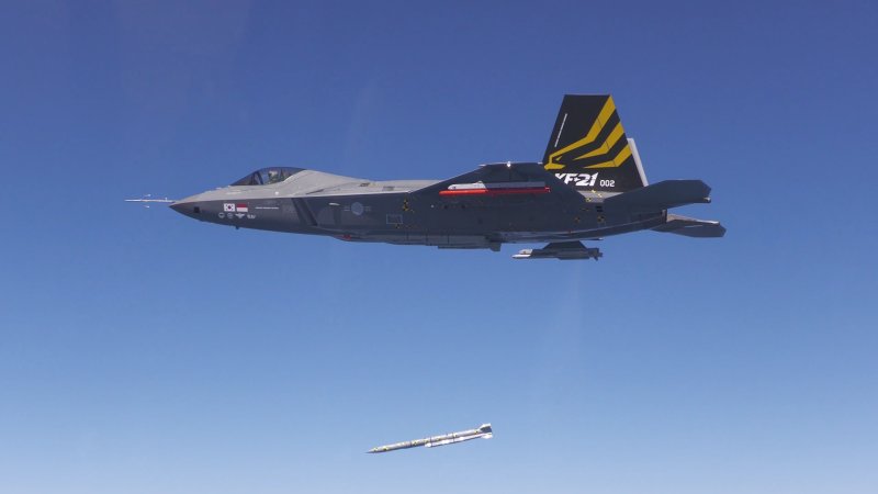 방위사업청은 국산 초음속 전투기 KF-21 '보라매'가 2023년 3월 28일 경남 사천에 있는 공군 3훈련비행단에서 이륙해 공대공 무장분리 시험, 공중 기총발사 시험을 성공적으로 수행했다고 밝혔다. 사진=방위사업청 제공