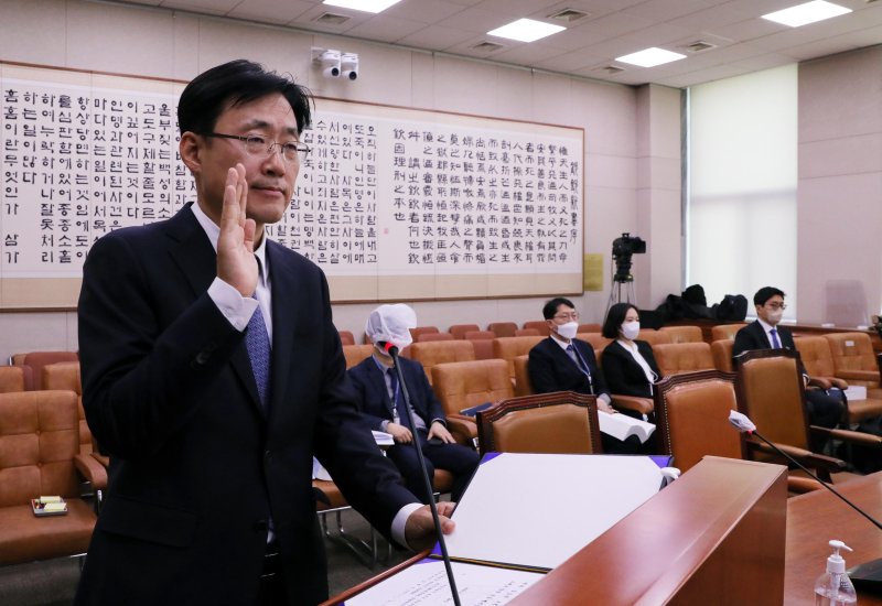 [서울=뉴시스] 전진환 기자 = 김형두 헌법재판관 후보자가 28일 오전 서울 여의도 국회에서 열린 헌법재판소 재판관후보자 인사청문회에서 선서를 하고 있다. 2023.03.28. amin2@newsis.com