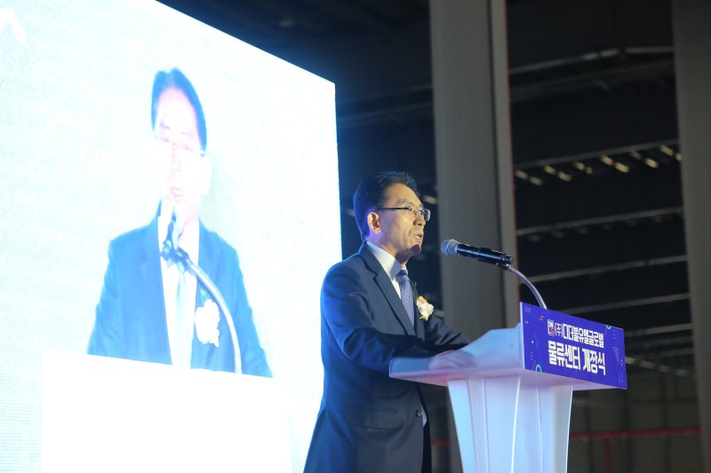 개장식에 참석한 김기영 부산진해경제자유구역청장이 축사를 하고 있다.