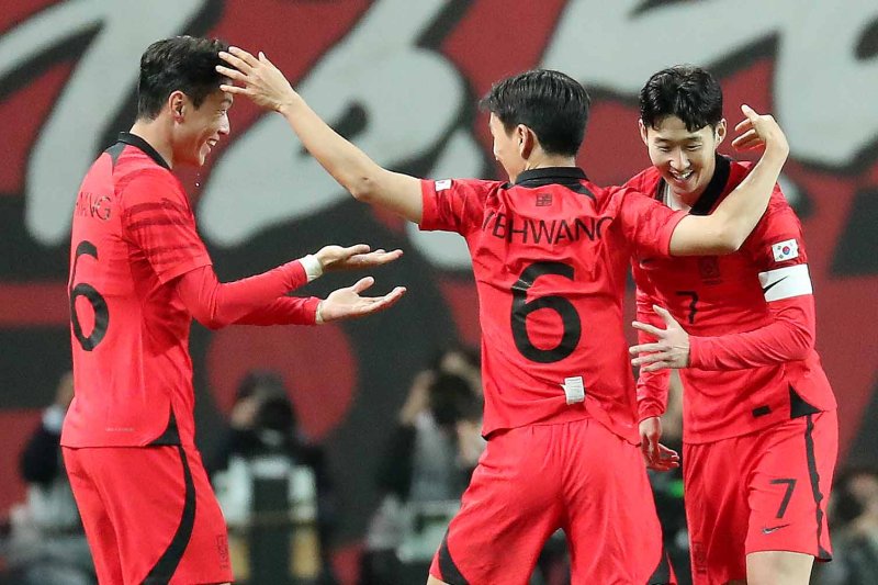 대한민국 축구 국가대표팀 황인범이 28일 오후 서울 마포구 서울월드컵경기장에서 열린 축구 국가대표 평가전 대한민국과 우루과이의 경기에서 득점에 성공한 뒤 손흥민, 황의조와 기쁨을 나누고 있다. 2023.3.28/뉴스1 ⓒ News1 민경석 기자